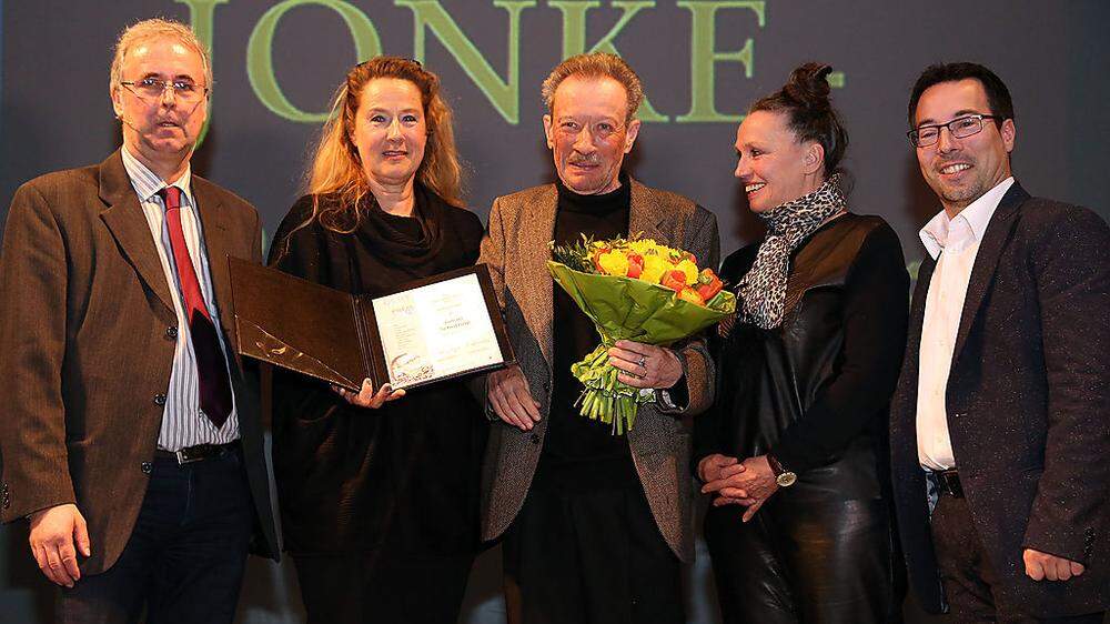 Julian Schutting (Mitte) wurde mit dem Gert-Jonke-Preis ausgezeichnet