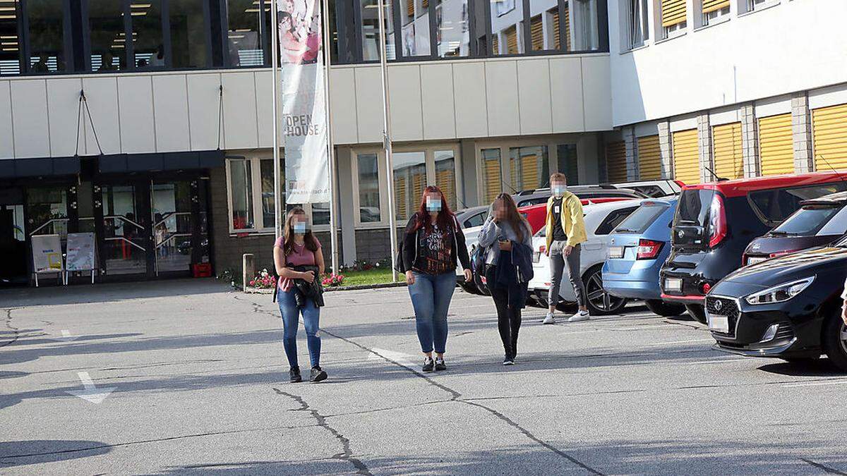 Auch an der HAK Villach läuft der Schulbetrieb, samt Maskenpflicht und Abstandsregeln, weiter. Zwei Klassen sind dort derzeit geschlossen