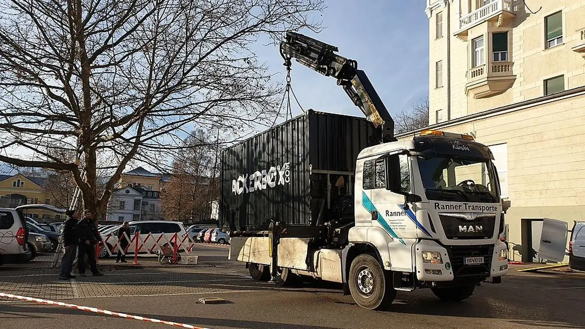 Die Ackerbox wurde heute an den neuen Standort am Parkhotel-Parkplatz transportiert