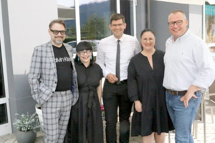 Wie etwa unter anderen Landeshauptmann-Stellvertreter Martin Gruber (3. von links), Bürgermeister Harald Tellian, Bezirkshauptfrau Claudia Egger-Grillitsch, Künstler Harald Schreiber, Steuerberater Stefan Mirus, Architekt Robert Ruhdorfer, Fleischermeister Gernot Haimburger, Medienprofi Christopher Isopp, Martin Kircher und Hannes „Kleschmente“ Pugganig von der Faschingsgilde St. Veit, Wirtschaftskammer (WK)-Bezirksstellenleiter Robert Schratt sowie Wirtschaftskammer-Bezirksstellenobmann Walter Sabitzer.     