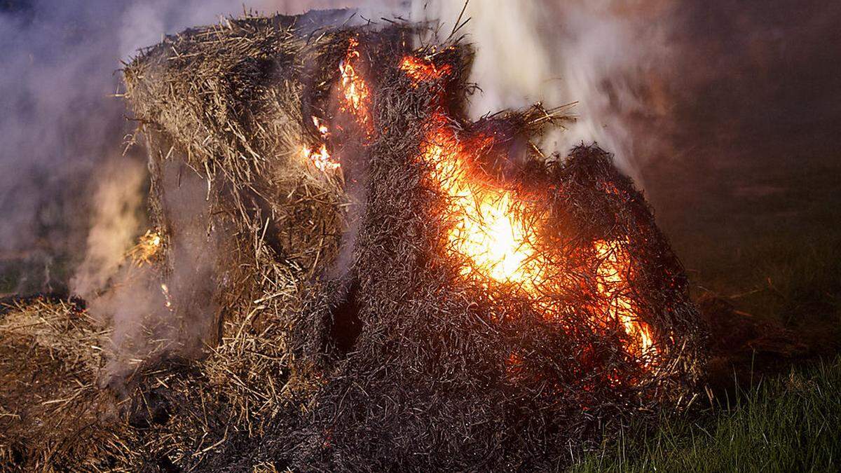 Die Feuerwehr ließ die Strohballen kontrolliert abbrennen (Archivbild)