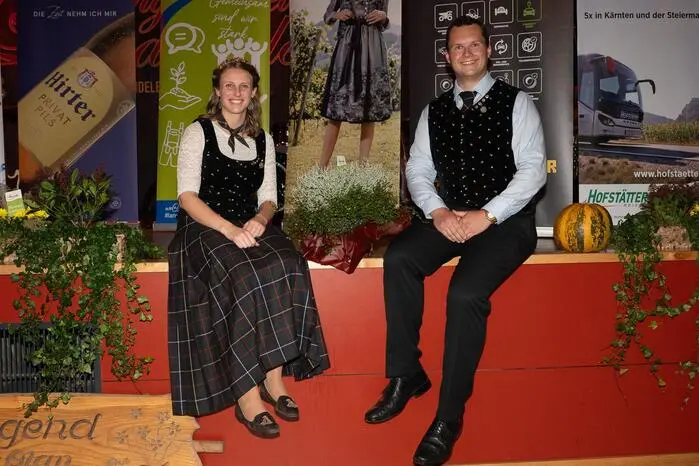 Für die scheidenden Bezirksobleute Laura Zwischenberger und Philipp Mitschey (im Bild) war der Ball ein ganz besonderes Ereignis: „Es war uns eine Ehre, dieses Jubiläumsfest zu organisieren, da es zugleich für uns das letzte Mal in leitender Funktion war. Ein schöner Abschluss!“