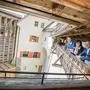 Andreas Hellmann, Hildegard Goller und Johann Aigner (von oben) im Wehrgang mit Blick in den Innenhof