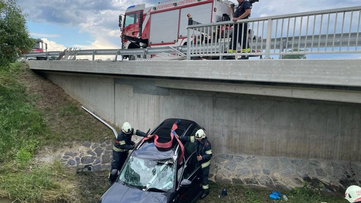 Aus bisher ungeklärter Ursache landete ein Pkw an der B 50 in einem Bachbett