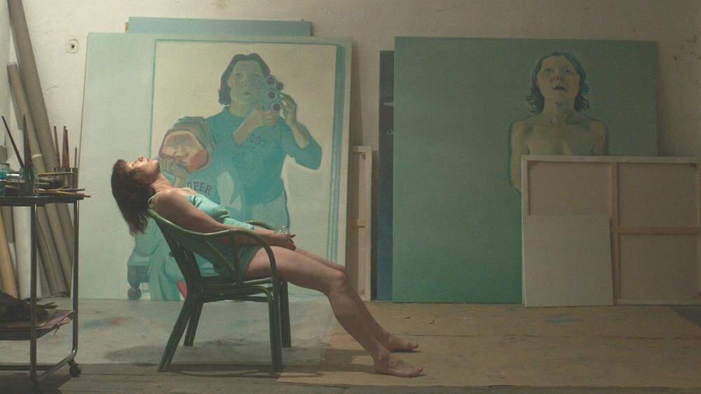 Birgit Minichmayr als Maria Lassnig, die in der Kunst eine Heimat fand