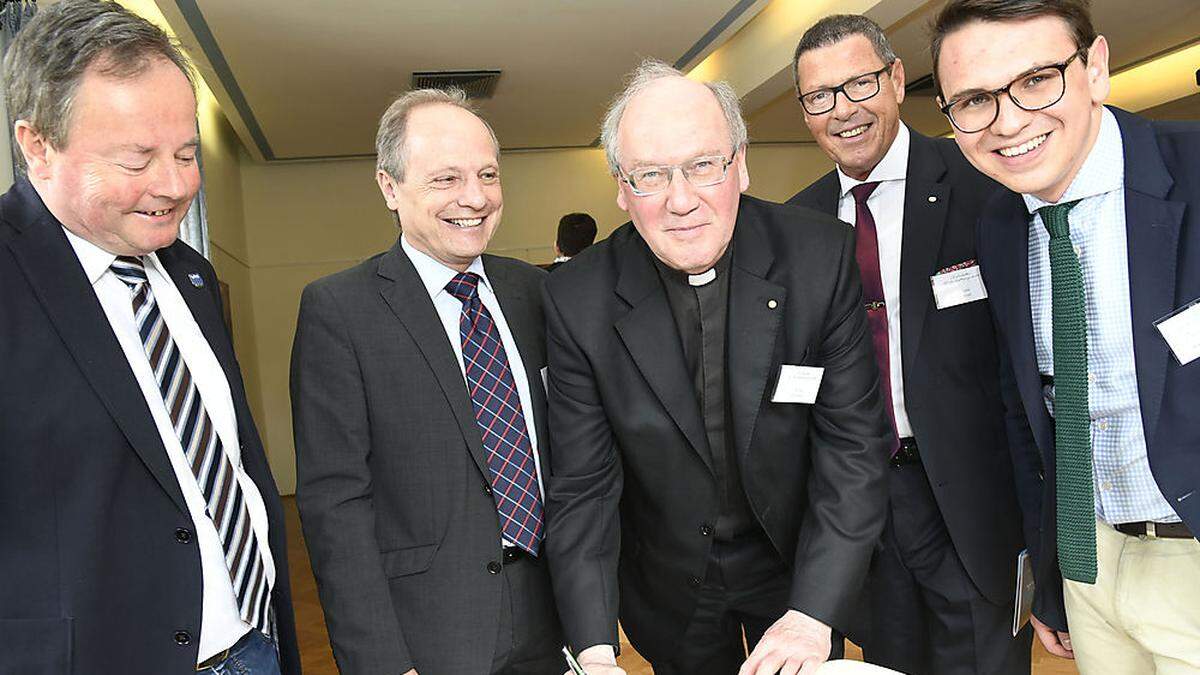 Bürgermeister Johann Schuster, Albert Kreiner, Bischof Alois Schwarz, Alfons Helmel und Philipp Kappler (von links) 