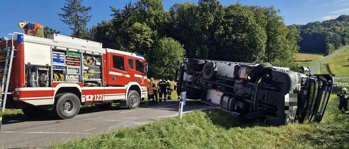 Aus bislang unbekannter Ursache landete auf der L 212 bei Aschau am Ottersbach am Mittwoch ein Lkw seitlich liegend auf der Straße