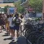 Prachtwetter am vergangenen Dienstag: Vor dem Straßganger Bad warteten die Badegäste auf Einlass, Onlinetickets waren ausverkauft