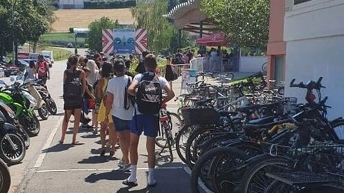 Prachtwetter am vergangenen Dienstag: Vor dem Straßganger Bad warteten die Badegäste auf Einlass, Onlinetickets waren ausverkauft