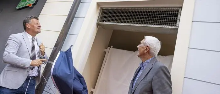 Vor ziemlich genau drei Jahren wurde der Jacques-Lemans-Platz eingeweiht
