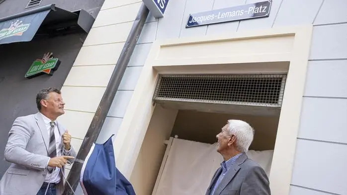 Vor ziemlich genau drei Jahren wurde der Jacques-Lemans-Platz eingeweiht