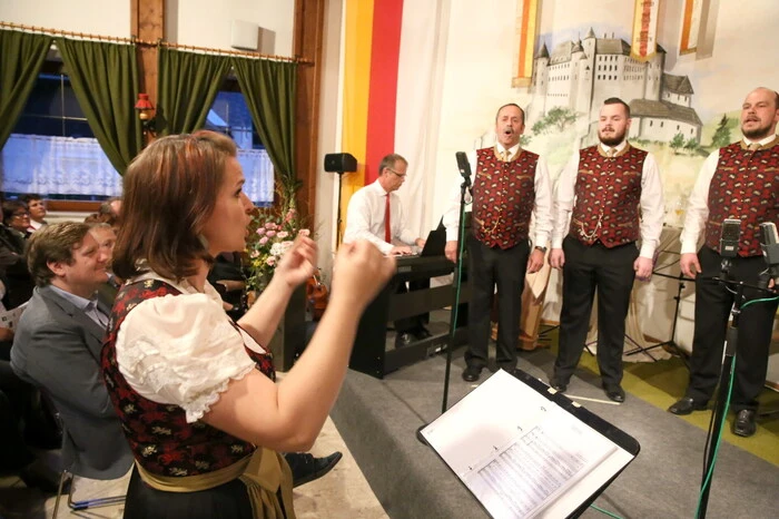 Und gleich zwei Jubiläen gab es am Ostersonntag im kleinen Seitental des Metnitztales zu feiern: 30 Jahre Liedertafel des MGV Ingolsthal im Kulturhaus sowie zehn Jahre Chorleiterin Manuela Biedermann (Foto). 
