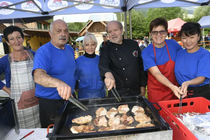 Oldtimer-Freunde Präsident Peter Klambauer, hier inmitten seiner HelferInnen, sorgte für die kulinarische Versorgung der vielen Besucher.