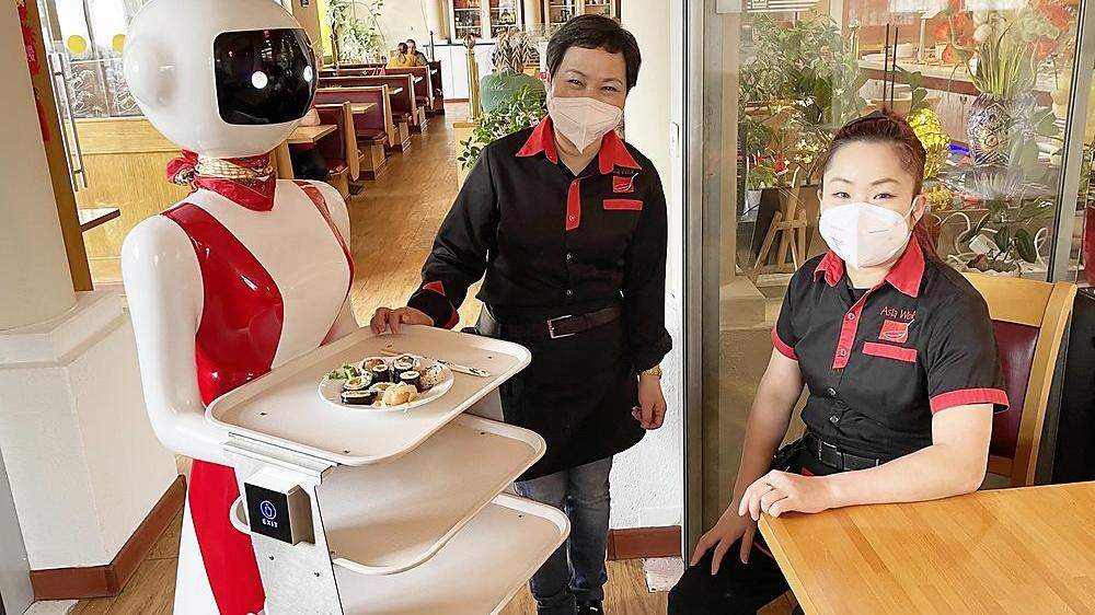 Ein Roboter bedient im &quot;Asia Wok&quot; am Messeplatz die Gäste