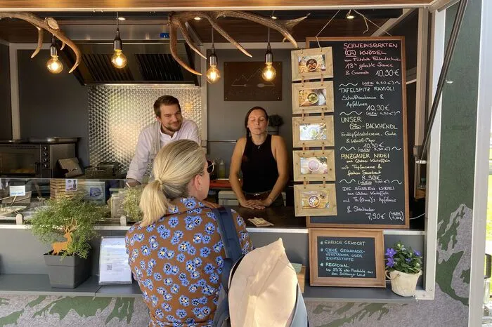 Austrian Tapas von Thomas und Tanja gibt es erst seit drei Monaten. Mit ihrem Standplatz sind sie zum ersten Mal da. Auf der Speisekarte stehen österreichische Klassiker neu interpretiert: der Schweinsbraten ist im Knödel, der Tafelspitz wird in Ravioli serviert