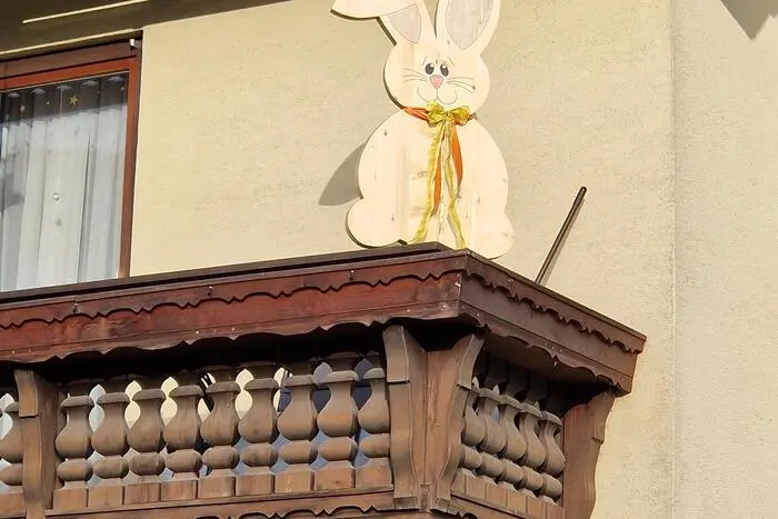 Hier hat Leserreporterin Agnes Leodolter in Etmißl den Osterhasen vor Dienstbeginn erwischt