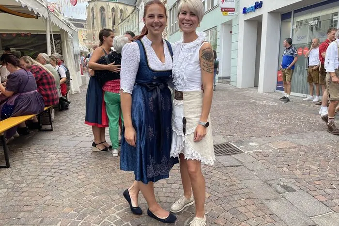Auch Debora und Selina haben ihre persönlichen Stile in ihre Trachtenoutfits eingebaut.