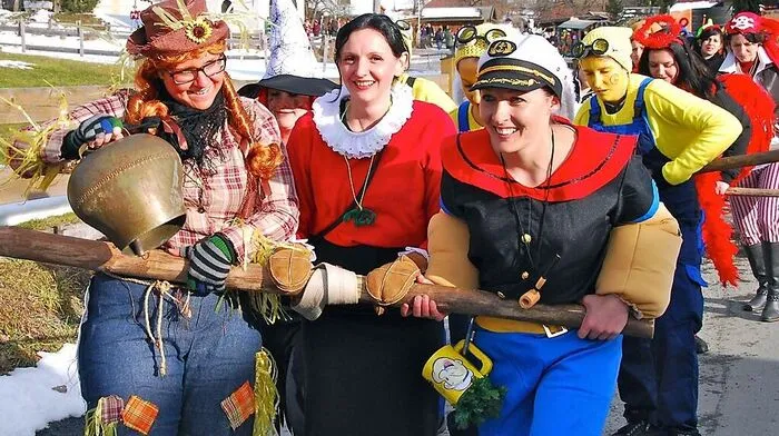 Blochziehen in Grafendorf:  Doris Konegger, Karin Buchacher und Silvia Koch