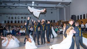 51 Maturantinnen und Maturanten, davon 42 Tanzpaare, luden unter dem Motto „Borgmatt - unser letzter Schachzug“ zum 40. Maturaball des Borg Feldbach