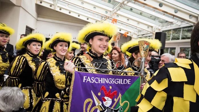 Die Gardemädchen waren vor der Präsentation ebenso aufgeregt, wie das Prinzenpaar selbst.