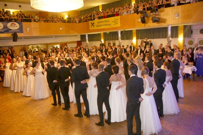 Auch am Samstag war es so. Kaum fassen konnte das Kulturhaus von Althofen die zahlreichen Besucher, die zum Maturaball der Handelsakademie (HAK) Althofen in die Krappfeld-Metropole gepilgert waren. 