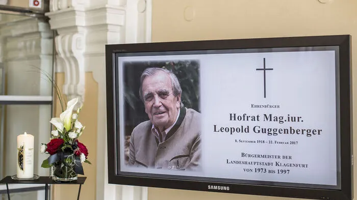 Das Kondolenzbuch Leopold Guggenberger liegt im Rathaus auf
