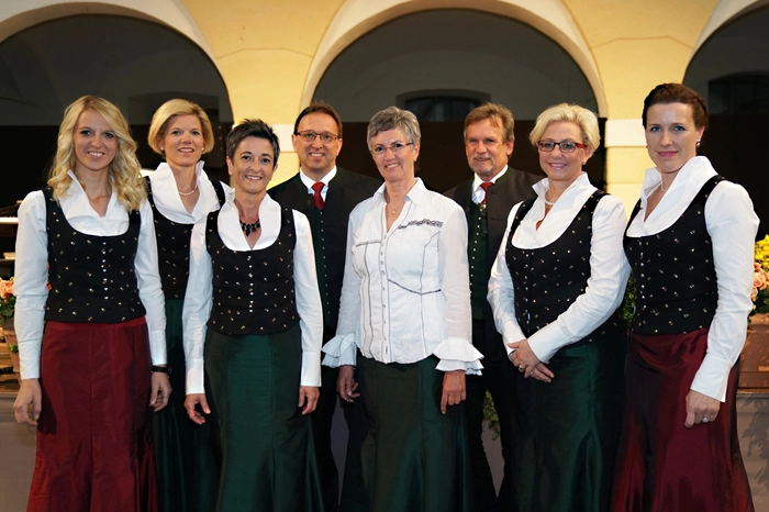 Freuen sich über ein volles Haus zum Jubiläum: Andrea Peitler, Maria Reiter-Klingan, Monika Gaberscek, Mario Assek, Margit Zlattinger, Erich Auer, Heike Sackl, Susanne Brigola