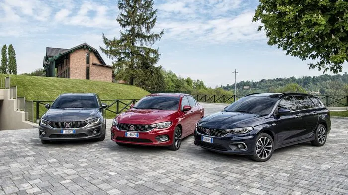 Mit dem Debüt als Stufenhecklimousine hat sich der neue Fiat Tipo für den heimischen Markt nicht gerade aufgedrängt. Aber jetzt, wo die Familie um einen Fünftürer und eine Kombiversion erweitert wurde, kommt der Nachfolger des Bravo auch bei uns auf den Markt. Und zwar im Juni, der Kombi folgt im Herbst.