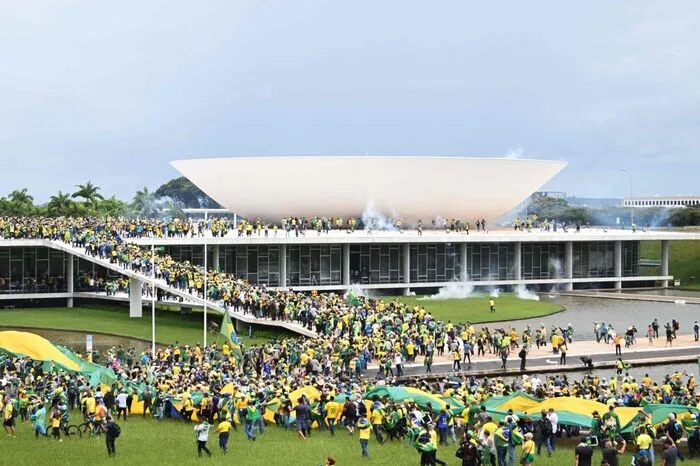 Sie drangen am Sonntag (Ortszeit) in den Nationalkongress, den Obersten Gerichtshof und den Regierungssitz Palácio do Planalto ein und randalierten in Sitzungssälen und Büros. 