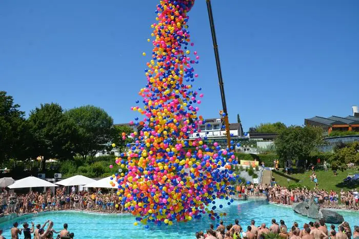 Höhepunkt war ein bunter Bälleregen in das „Acapulco“ Becken.