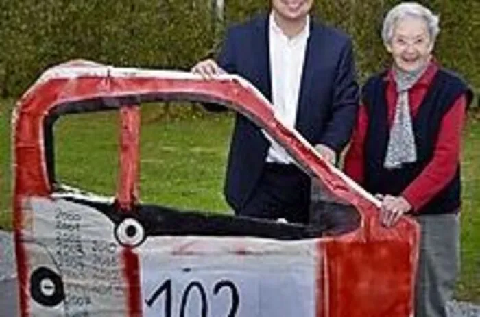 Die 102-jährige Markt Hartmannsdorferin Maria Sonnleitner überrascht ihre Fangemeinde mit Witzen auf Youtube und ihre Geburtstagsgäste mit ihren Tanzgelüsten. Mehr dazu...