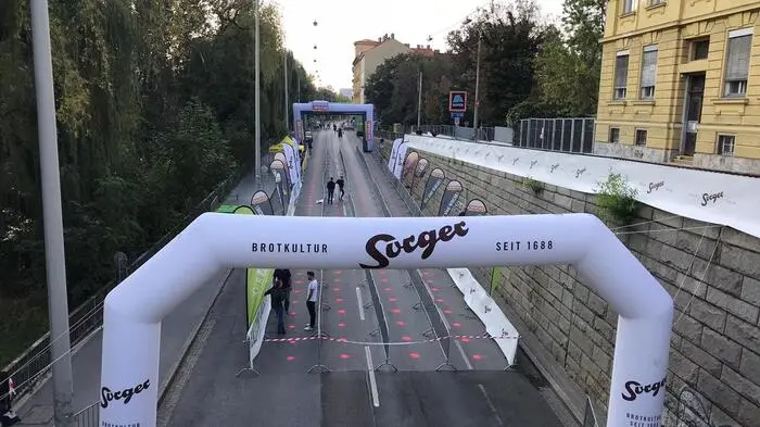 So verläuft ein Massenstart mit Abstandsregeln. Am Sonntag geht der "falsche" Halbmarathon in Graz mit einer Sieben-Kilometer-Strecke trotz der Pandemie über die Bühne. Klicken Sie sich durch die Bilder ...