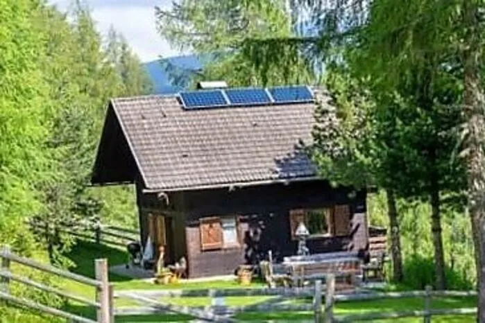 Von Mai bis Oktober kann die Neuwirth Hütte von Petra und Hans Thamer in Bergl 26 in Gnesau gemietet werden. Die Hütte in der Region Nockberge lädt zum Entspannen ein. Geboten wird ein atemberaubender Ausblick auf die Bergwelt des Biosphärenparks Nockberge. Unternommen werden können Wanderungen zu zweit oder mit der ganzen Familie. Die Nähe zu Thermen, dem nächsten Badesee sowie zur Turracher Höhe zeichnet die Hütte aus. Im Sommer kann der Grillplatz vor der Hütte genutzt werden.