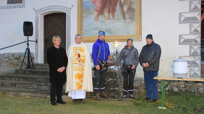 Feierliche Turmkreuzweihe mit Richard Dabernig, Pfarrer Gregor Dera, Christoph Pranter, Patrick Salcher, Hermann Preschan (Bauabteilung katholische Kirche)