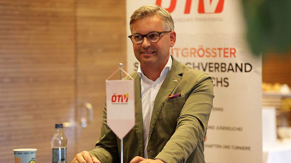 Magnus Brunner bei einer Pressekonferenz als Präsident des Tennisverbandes
