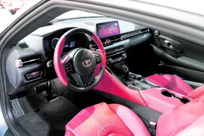 Aufgeräumt ist das Cockpit des neuen Supra ...