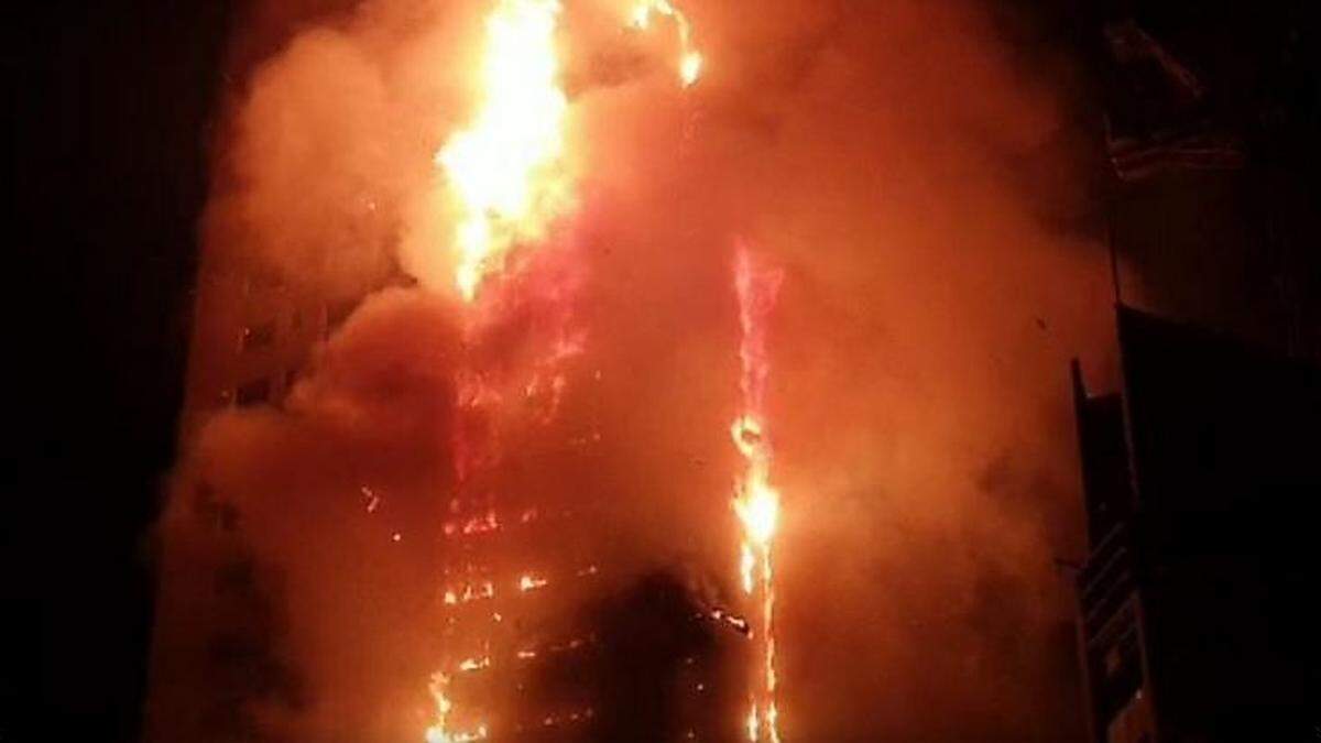 Der Wolkenkratzer steht im Vollbrand