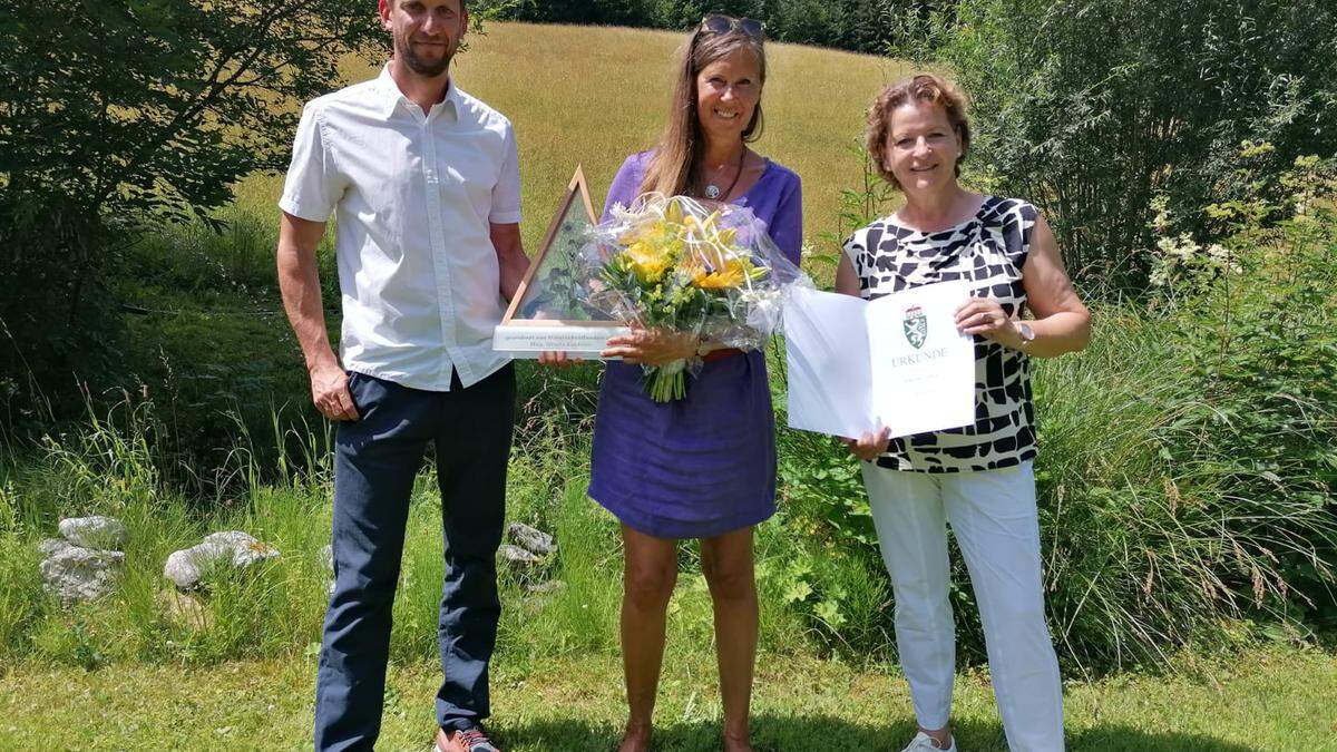 Gudrun Schwarz aus Wald am Schoberpass  (M.) bekam von Umweltlandesrätin Ursula  Lackner die Auszeichnung &quot;Naturwiese 2022&quot; verliehen. Bürgermeister Marc Landl gratulierte