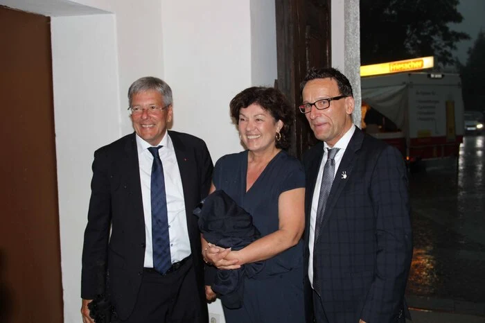 Gekommen waren nach St. Andrä hochrangige Vertreter aus Politik, Kultur und Kirche. Am Bild zu sehen ist Landeshauptmann Peter Kaiser mit Lebensgefährtin Ulrike Wehr und Intendant Holger Bleck.