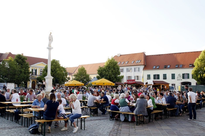 Dann öffnet das "Weinkulinarium" am Hauptplatz seine Pforten...