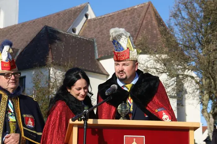Nach einjähriger Amtszeit übergab das scheidende Prinzenpaar Mario und Sandra das Zepter an die neue Hoheit Robert und an seine Prinzessin Beatrix