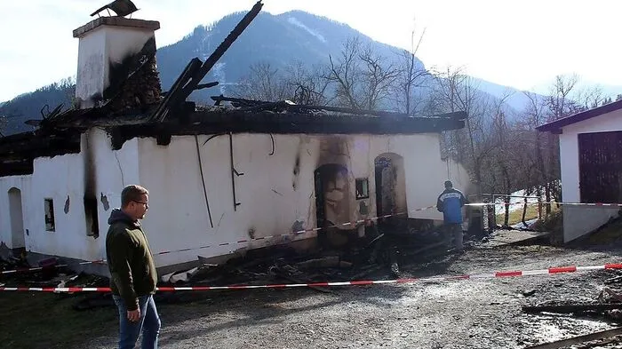 Der Hof vulgo „Furjan“ in Ebriach ist nur mehr eine Brandruine, am Freitag fand eine emotionale Besichtigung durch die Familie statt. Links am Bild: Sohn Denis