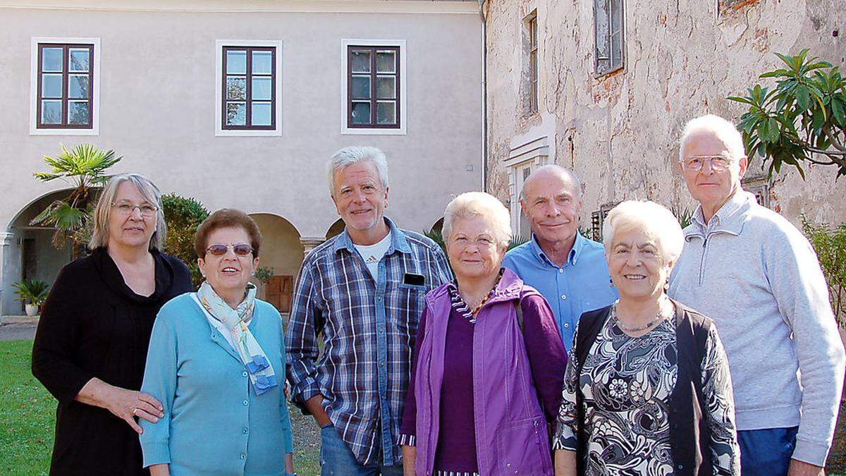 Schlossbesitzerin Gertrude Holzbauer (links) mit den Geschwistern Schaffer im Innenhof von Schloss Rohr