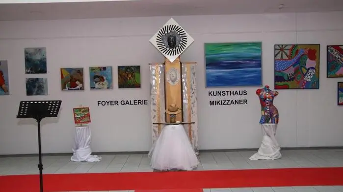 Gleich mit vier neuen Ausstellungen wartet derzeit das Kunsthaus & die Galerie Mikizzaner am Hubert Kravcar Platz 1 in Voitsberg auf. 