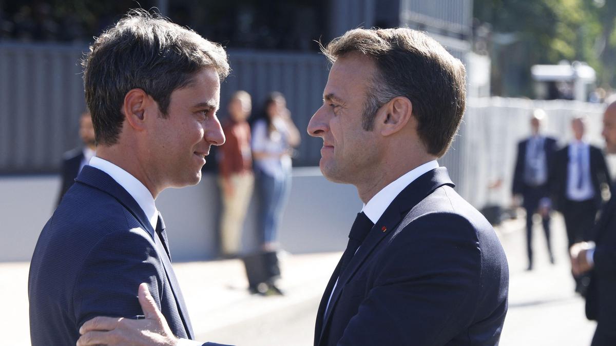 Noch-Premierminister Gabriel Attal (links) und Präsident Emmanuel Macron (rechts)