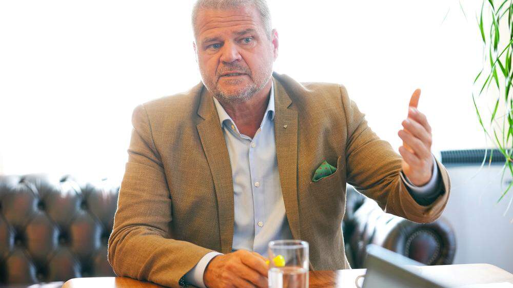 Team-Kärnten-Chef Gerhard Köfer beim Interview in seinem Büro als Spittaler Bürgermeister 