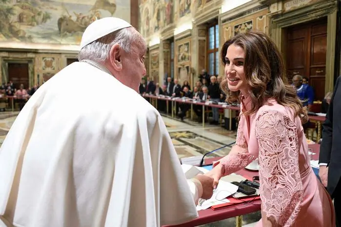 Königin Rania von Jordanien und Papst Franziskus geben sich am 3. Februar 2025 beim Forum für Kinderrechte im Vatikan die Hand. 