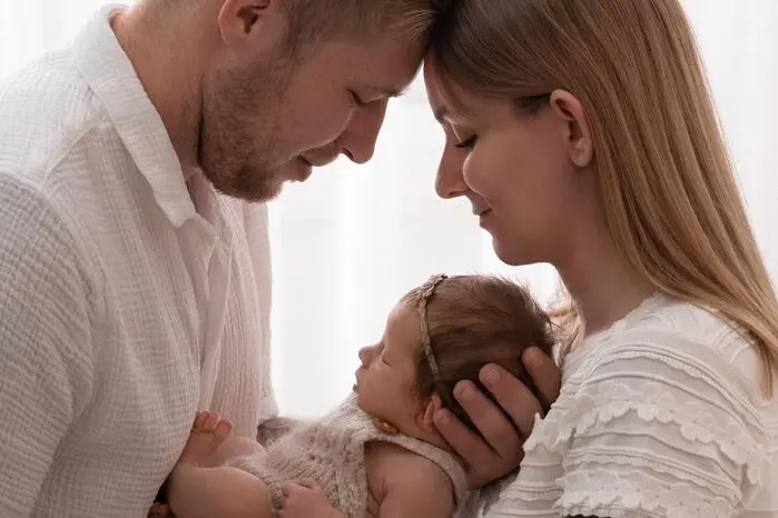 Am 22. Mai erblickte Stella mit 3325 Gramm und 51 Zentimetern das Licht der Welt und wurde vom ersten Augenblick an zum neuen Mittelpunkt ihrer glücklichen Eltern Lena Buchegger und Stefan Riemer aus Pinkafeld.