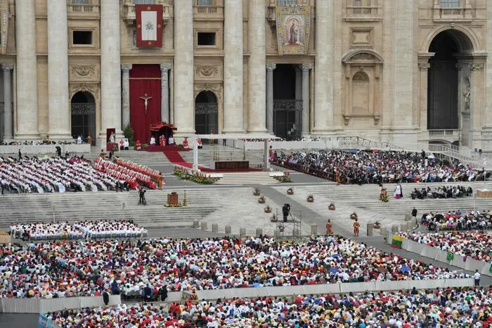 Papst Franziskus hat mit zehntausenden Gläubigen in Rom für die Opfer des neuerlichen Londoner Anschlags gebetet. Gott möge "die Wunden des Krieges und des Terrorismus heilen", sagte er nach der Messe zu Pfingsten auf dem Petersplatz.