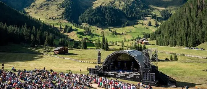 Eine Bühne auf einer Alm